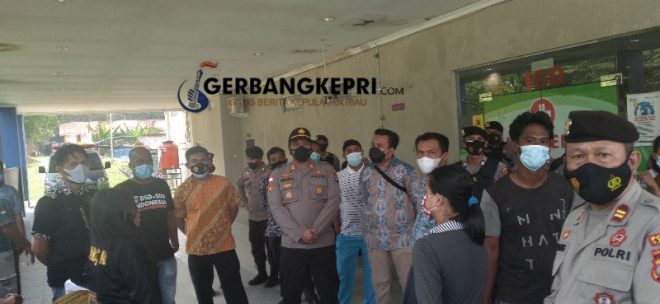 Keluarga FB dan Warga saat mendatangi pihak RSBT