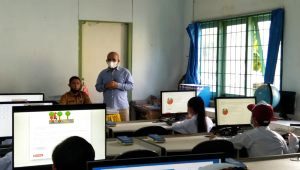 Ketua Komisi I DPRD Natuna, Wan Arismunandar saat meninjau ANBK