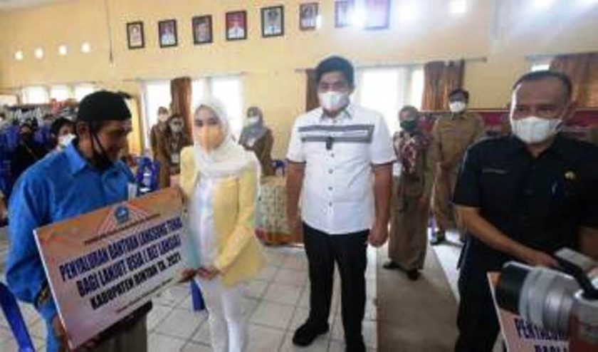 Plt Bupati Bintan saat menyaksikan penyerahan BLT kepada Lansia