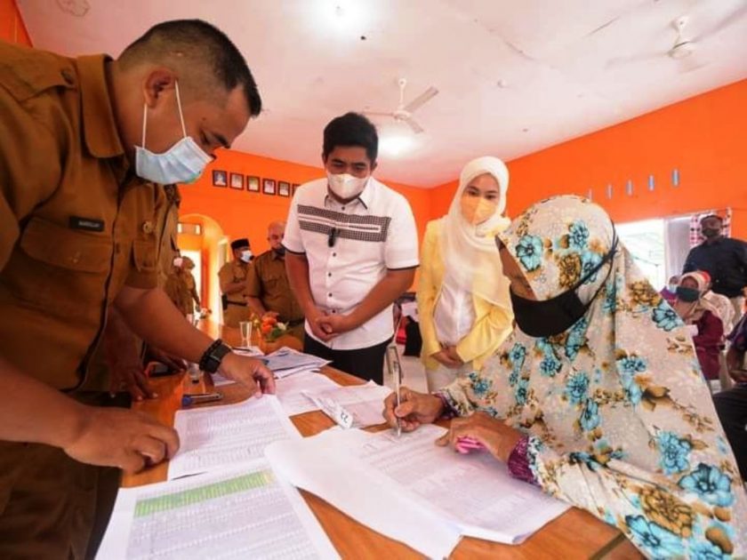 Plt Bupati Bintan saat menyaksikan penyerahan BLT kepada Lansia