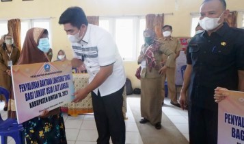 Plt Bupati Bintan saat menyerahkan BLT kepada Lansia secara simbolis