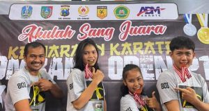 Sekum FORKI Karimun Ardinis bersama para Atlet peraih mendali (ist).