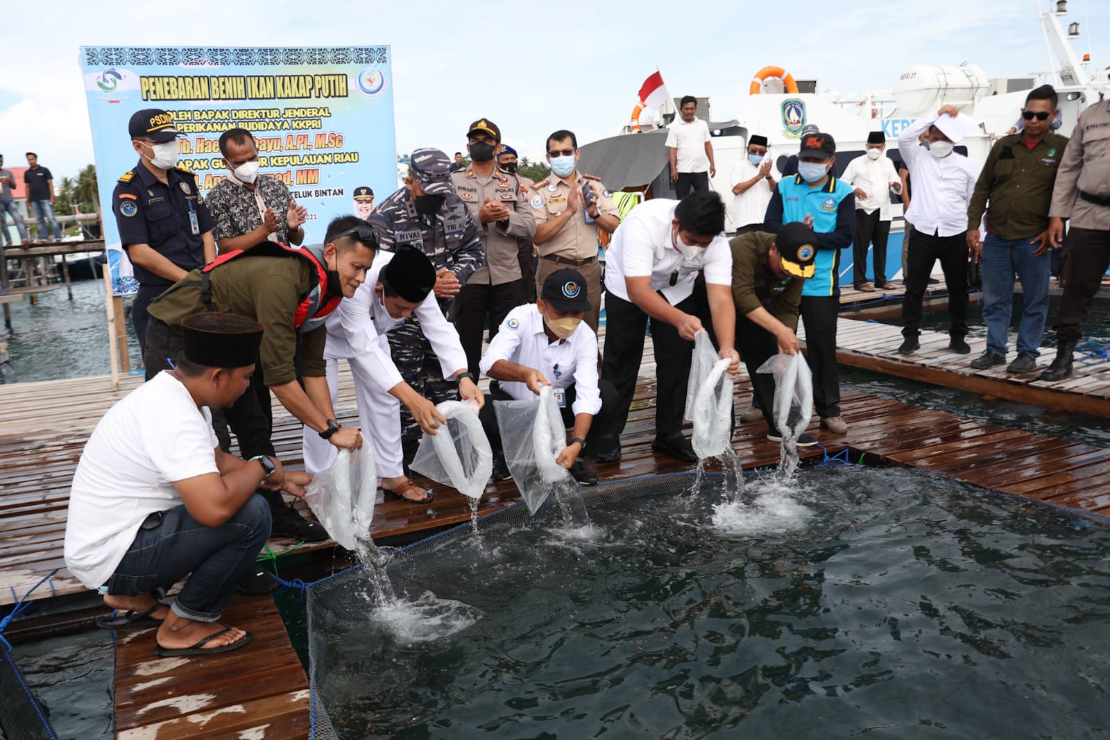 Gubernur Kepri saat berkunjung ke kelong apung di Desa Pangkil