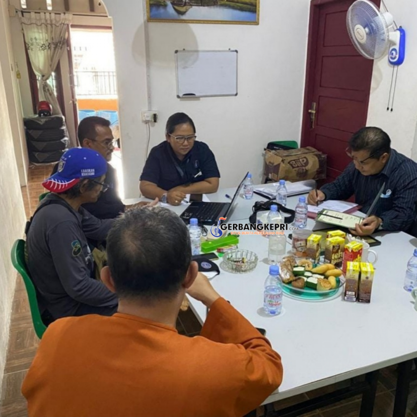 Anggota Dewan Pers saat melakukan pengecekkan administrasi di gerbangkepri.com