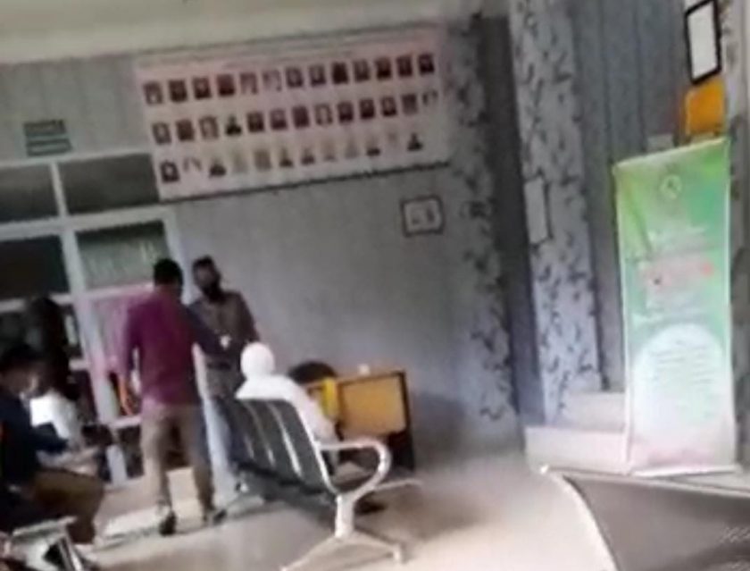 Ketua DPRD Bintan, Agus Wibowo saat keluar dari Ruang Mediasi