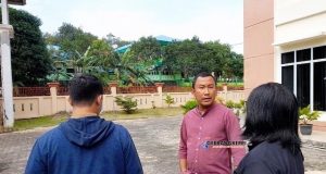 Ketua DPRD Bintan, Agus Wibowo tampak meradang saat dikonfirmasi oleh wartawan