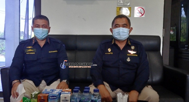 Plt Kepala KKP, Novri Hendri didampingi Kasi Koordinator Subtansi Pengendalian Karantina, Suprapto Plt Kepala KKP, Novri Hendri didampingi Kasi Koordinator Subtansi Pengendalian Karantina, Suprapto