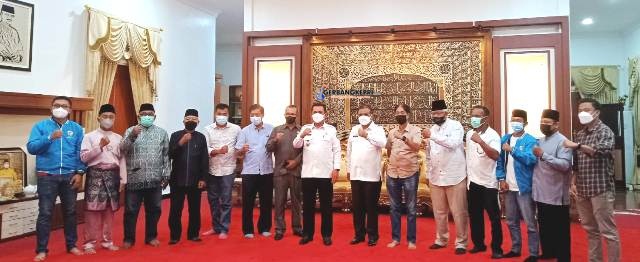 Berfoto bersama usai penandatanganan MoU
