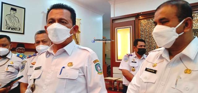 Bupati Karimun saat mendampingi Gubernur Kepri