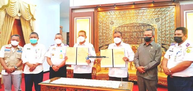 Pemkab Karimun bersama Pemprov Kepri usai penandatangan MoU