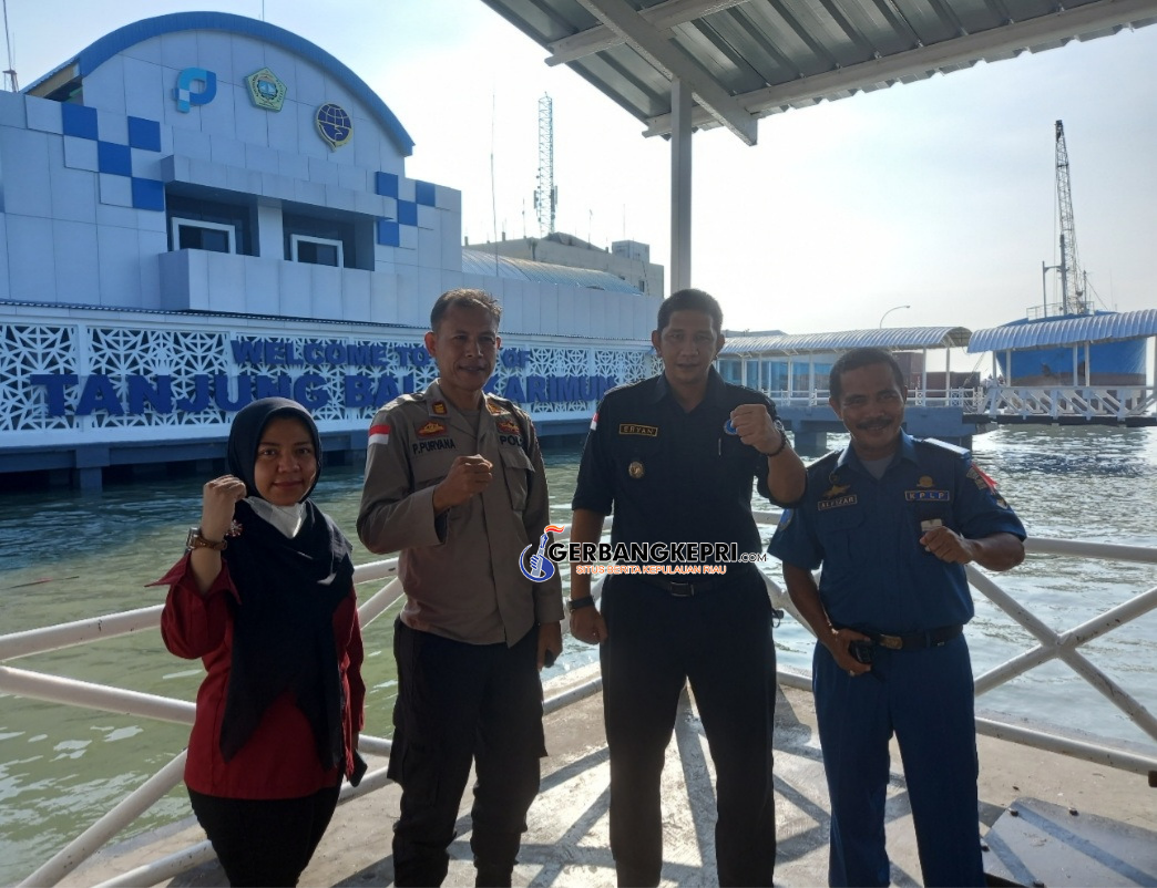 Kepala BNNK Karimun, Wakapolsek KP3 Pelabuhan Domestik, dan perwakilan KSOP Kelas I Tanjung Balai Karimun Kepala BNNK Karimun, Wakapolsek KP3 Pelabuhan Domestik, dan perwakilan KSOP Kelas I Tanjung Balai Karimun