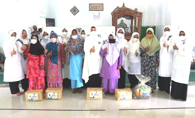Baznas bersama Ketua BKMT Kepri serahkan Sembako untuk kaum Dhuafa. (ist)