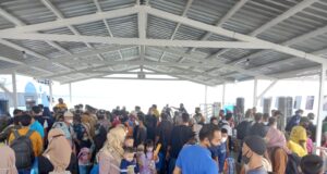 Pelabuhan Tanjung Balai Karimun terllihat di padati penumpang Kapal