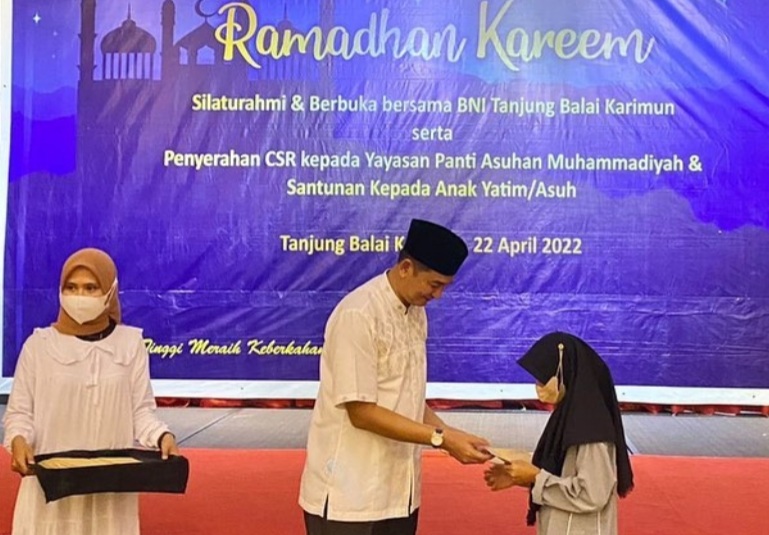 Wakil Kepala Cabang BNI Tanjung Balai Karimun, Yudi Varla saat menyantuni anak Yatim. (ist)