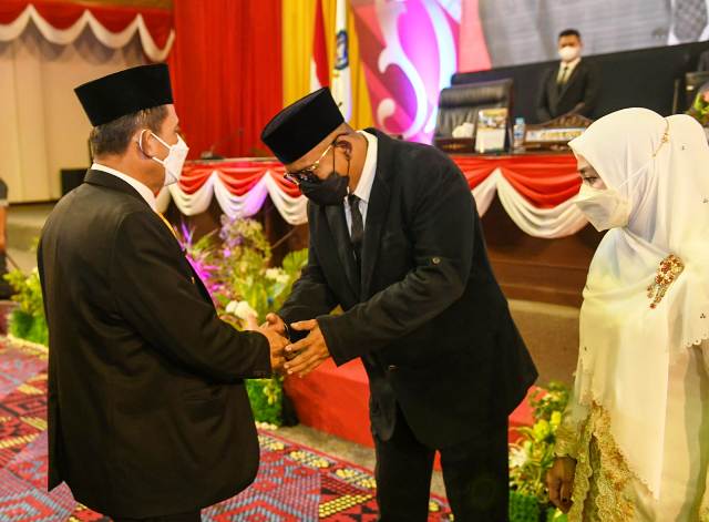 Gubernur Kepri saat bersalaman dengan Rizki Faisal. (ist)