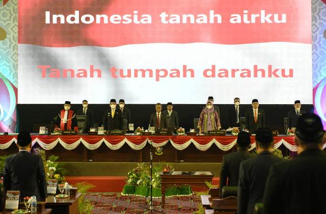 Menyanyikan lagu Indonesia Raya. (ist)