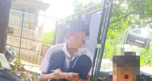 Tanpak terlihat dua orang Pelajar asik Meroko dan main Poker