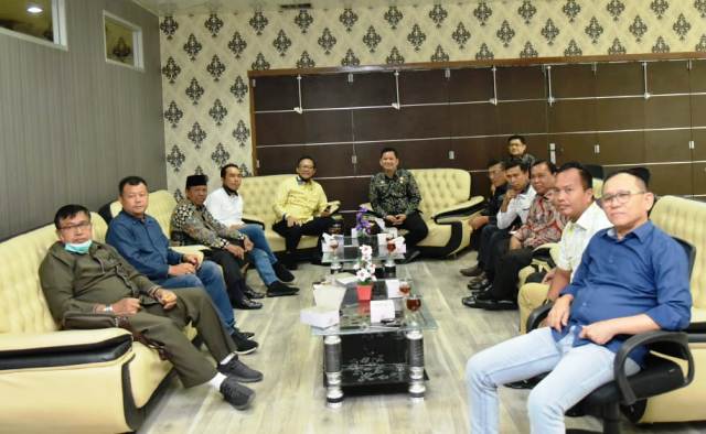 Berfoto bersama usai melakukan diskusi. (ist)