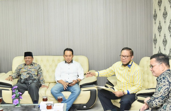 Ketua Pansus DPRD Bengkalis, Hendri, S.Ag saat memberikan pengarahan. (ist)
