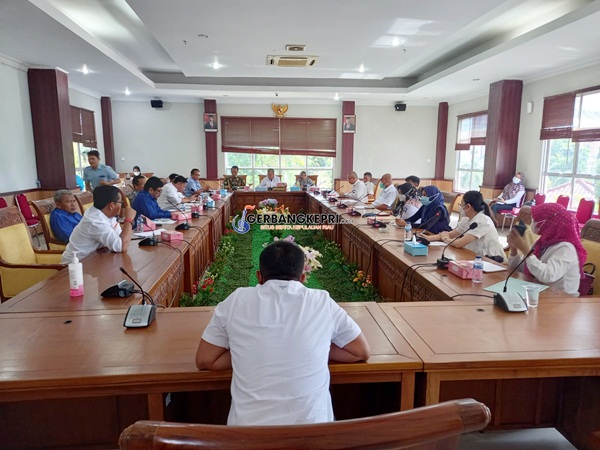 Komisi IV DPRD Batam saat menggelar Hering UPT Pengawas Ketenagakerjaan Kota Batam, Disnaker Kota Batam, Pimpinan dan HRD PT Pegatron Technologi Batam