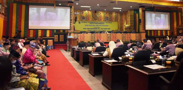 Para anggota DPRD Pekanbaru saat menghadiri Rapat Paripurna Istimewa. (ist)