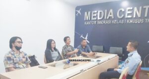 Tim MD Kepri saat mewawancarai Kabid Infokim Imigrasi Kelas Khusus TPI Batam, Tessa