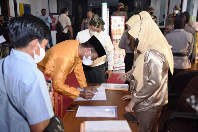 Wakil Ketua DPRD Bengkalis Syahrial saat mengisi daftar hadir. (ist)
