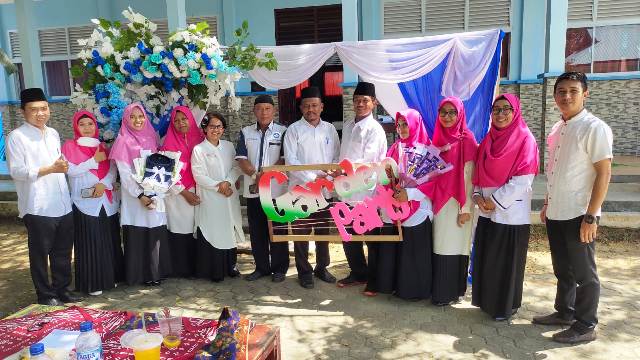 Kepsek, para Guru, dan Staf SDN 011 Bintim. (ist)