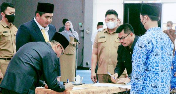 Plt Bupati Bintan saat melantik 28 Kepsek. (ist)