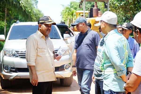 Bupati Karimun, Aunur Rafiq saat berbincang bersama pekerja. (ist)