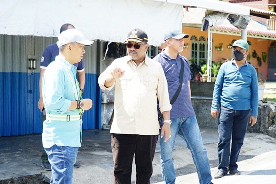 Bupati Karimun saat memberikan pengarahan kepada salah satu pekerja. (ist)