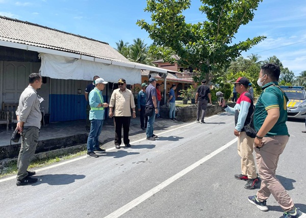 Bupati Karimun saat meninjau langsung ke lapangan. (ist)