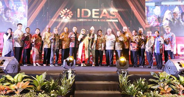 Founder CPROCOM saat menerima penghargaan mewakili Kepala BP Batam. (ist)