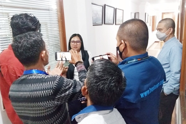 Pemimpin Redaksi Gerbangkepri.com Meydia Hendra Yani saat menjadi narasumber undangan dalam ujian Wawancara Cegat