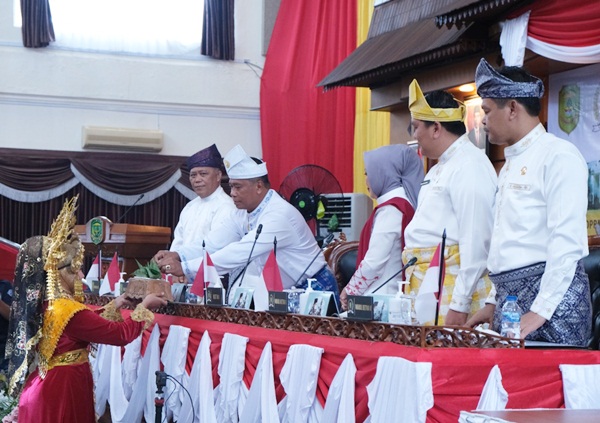 Asisten III Provinsi Kepri Misbardi saat mengambil sirih. (Foto DPRD Tanjungpinang)