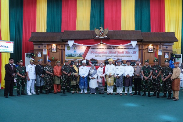 Berfoto bersama. (Foto DPRD Tanjungpinang)