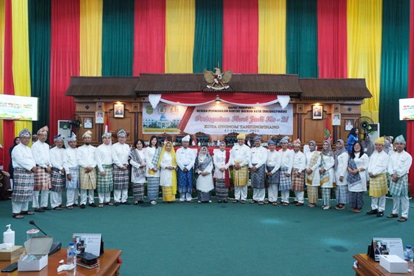 Berfoto bersama. (Foto DPRD Tanjungpinang)