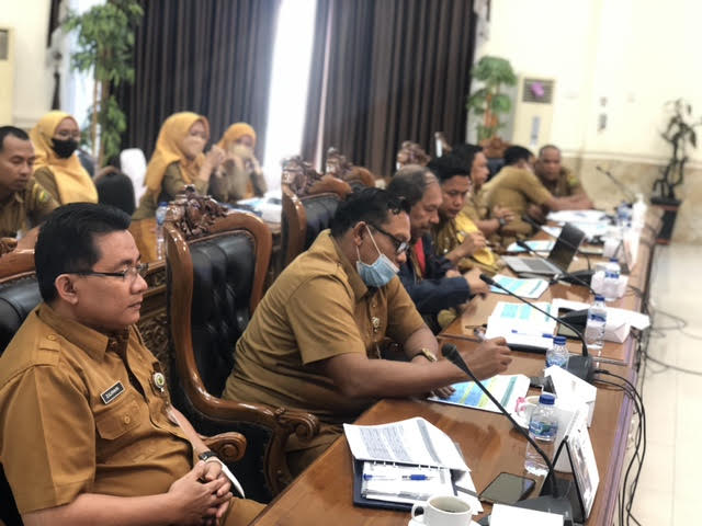 Dinas Perkim Kota Tanjungpinang saat mendengarkan pengarahan dari Komisi III. (Foto gerbangkepri.com)