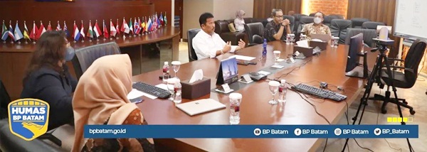 Kepala BP Batam bersama Staf saat mengikuti Zoom Meeting. (Foto BP Batam)