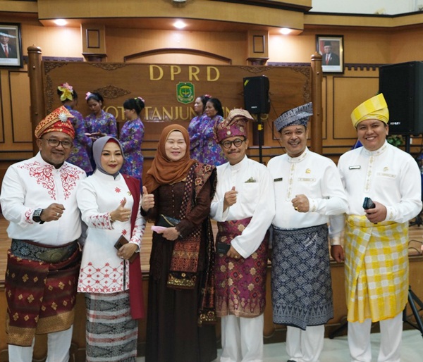 Ketua DPRD Kota Tanjungpinang, Wakil Ketua I, Wakil Ketua II, bersama dua orang Mantan Wali Kota Tanjungpinang. (Foto DPRD Tanjungpinang)