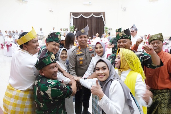 Ketua DPRD Tanjungpinang, Wakil Ketua I, Wakil Ketua II, Wali Kota, Danlanudal, Danlanud, Kapolres Tanjungpinang, dan anggota DPRD Tanjungpinang. (Foto DPRD Tanjungpinang)