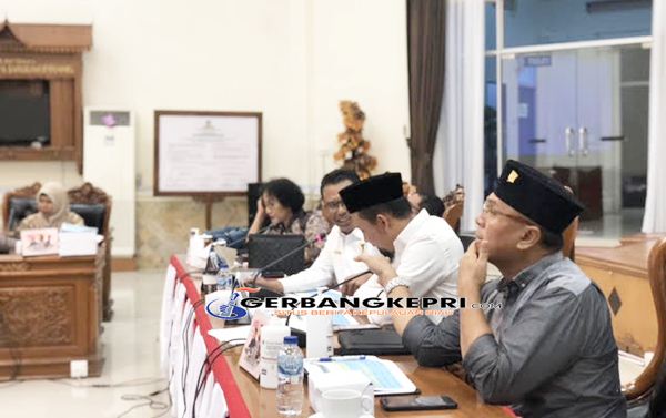 Ketua Komisi III DPRD Kota Tanjungpinang Agus Djurianto, SH saat menanggapi penjelasan dari Dinas Perkim. (Foto gerbangkepri.com)
