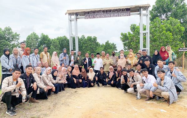 Ketua STAIN Sultan Abdurrahman Kepri bersama Dinas Pangan, Dinas Pariwisata, perwakilan Camat dan Lurah Toapaya Asri, pemilik kebun Salak, serta peserta KKN. (Foto STAIN)