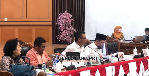 Komisi III saat mendengarkan penjelasan dari Dinas Perkim Kota Tanjungpinang. (Foto gerbangkepri.com)