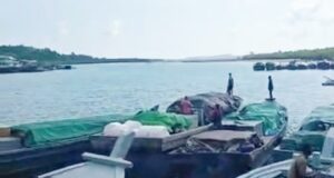 Sejumlah aktivitas pengiriman barang yang diduga illegal melalui Pelabuhan Tikus Batam. (Foto gerbangkepri.com)
