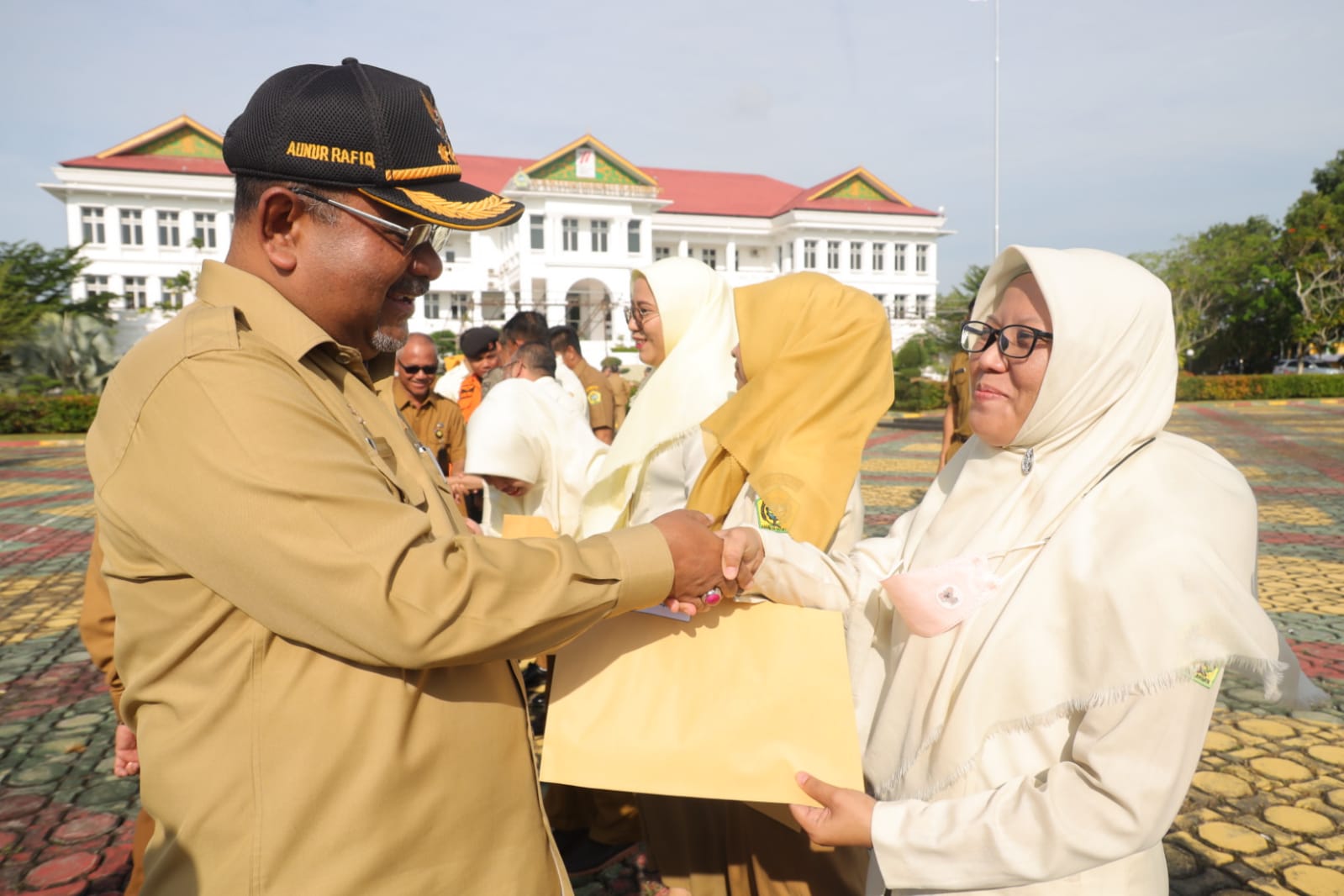 Bupati Karimun saat menyerahkan SK secara simbolis kepada salah satu perwakilan tenaga honorer. (Foto Diskominfo Karimun)