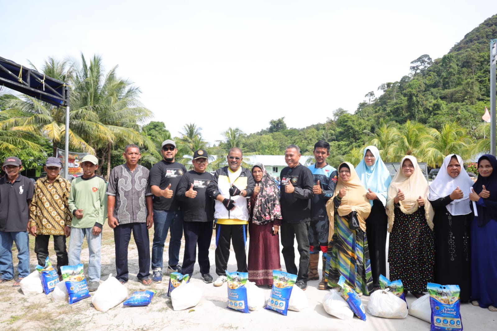 Bupati Karimun bersama Triack saat membagikan sembako kepada warga. (Foto Diskominfo Karimun)