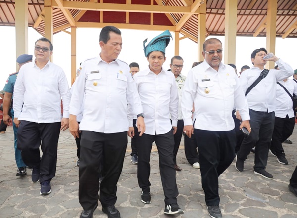 Bupati Karimun dan Gubernur Kepri saat mendampingi Wamen ATR/BPN. (Foto Diskominfo Karimun)