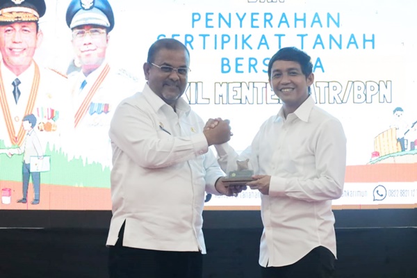 Bupati Karimun dan Wamen ATR/BPN. (Foto Diskominfo Karimun)