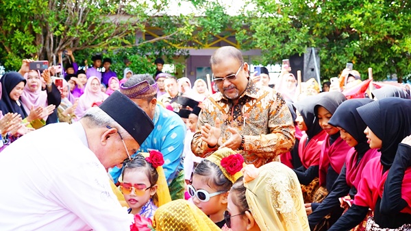 Bupati dan Sekda Karimun saat berbaur dengan para murid SDN 003 Teluk Uma. (Foto Diskominfo Karimun)
